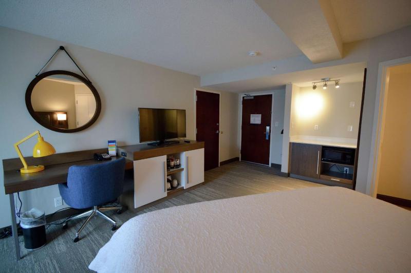 Deluxe King Room - Non-Smoking image 4