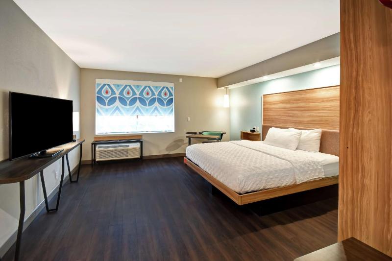 King Room with Accessible Tub - Mobility Access image 3
