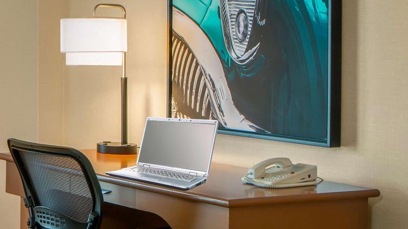 Deluxe King Room image 4