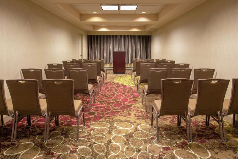 DoubleTree Suites by Hilton Hotel Seattle Airport - Southcenter - image 4