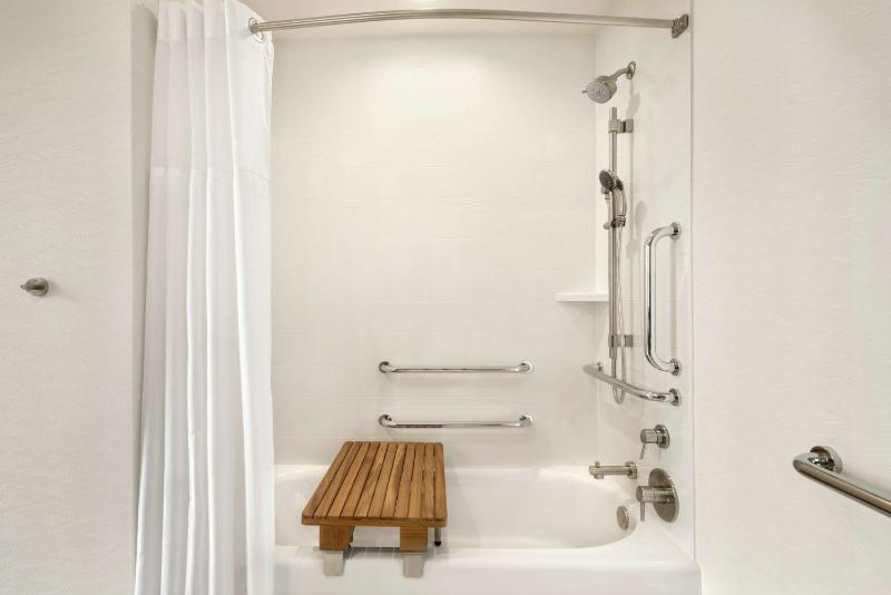 Corner King Room with Tub - Mobility and Hearing Access image 2