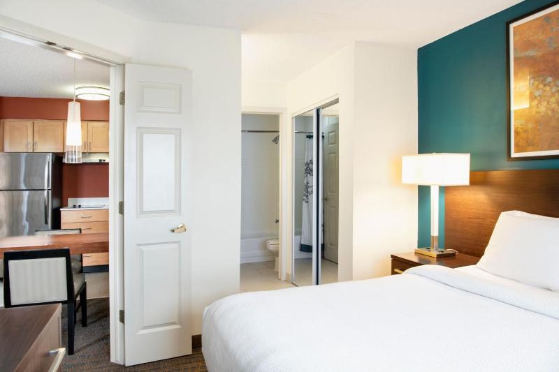 One-Bedroom Queen Suite with Sofa Bed image 3