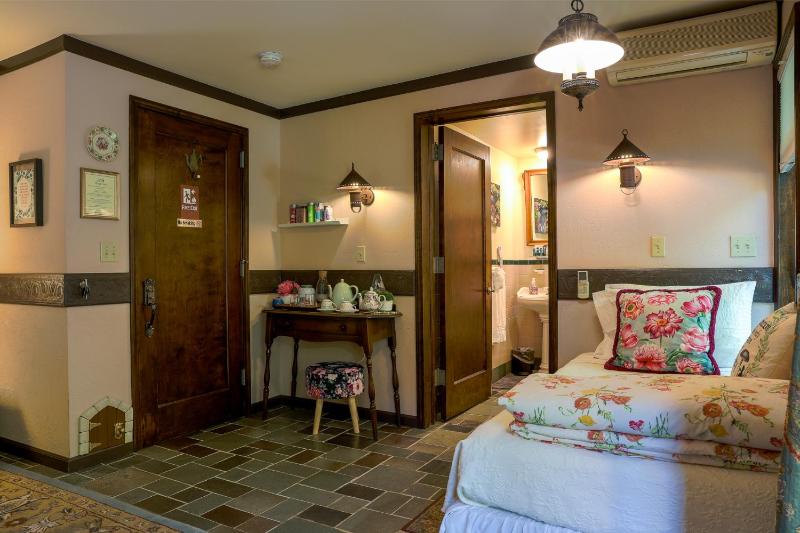 Double Room with 1 King Bed and 1 Single Bed image 3