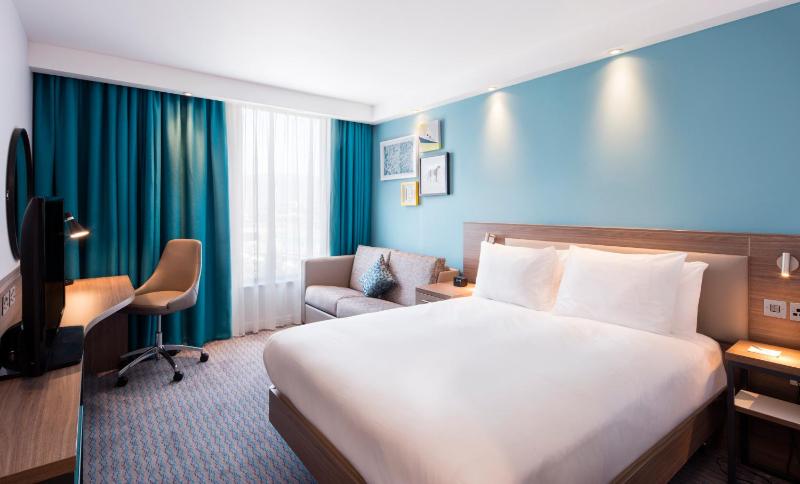 Queen Accessible Room NS image 3