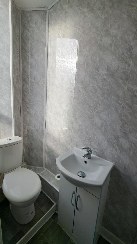 Twin Room with Private Bathroom image 4