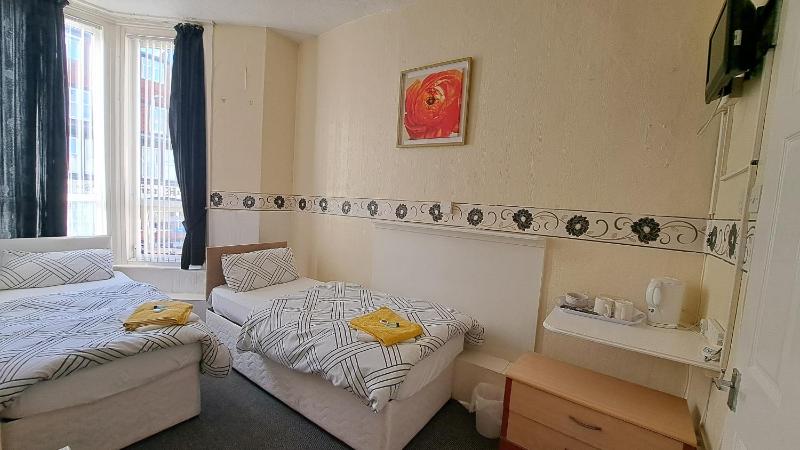 Twin Room with Private Bathroom image 3