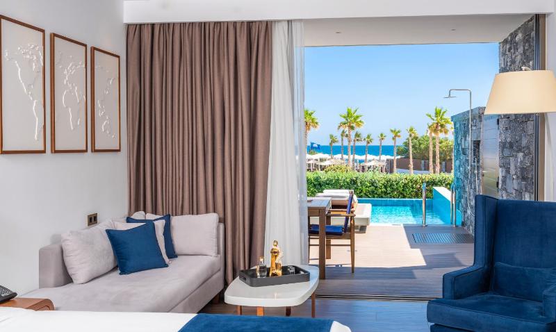 Deluxe Junior Suite Pool Front and Private Pool image 3