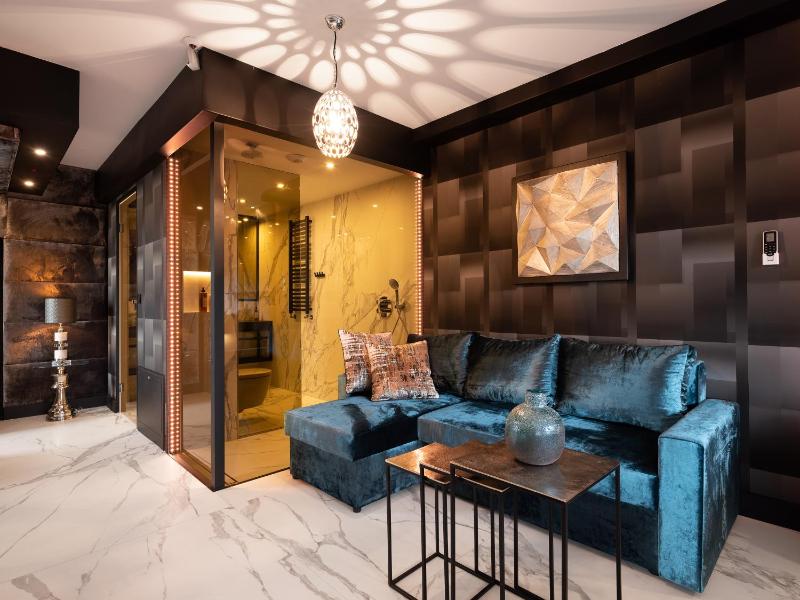 Penthouse Suite with Jacuzzi image 3