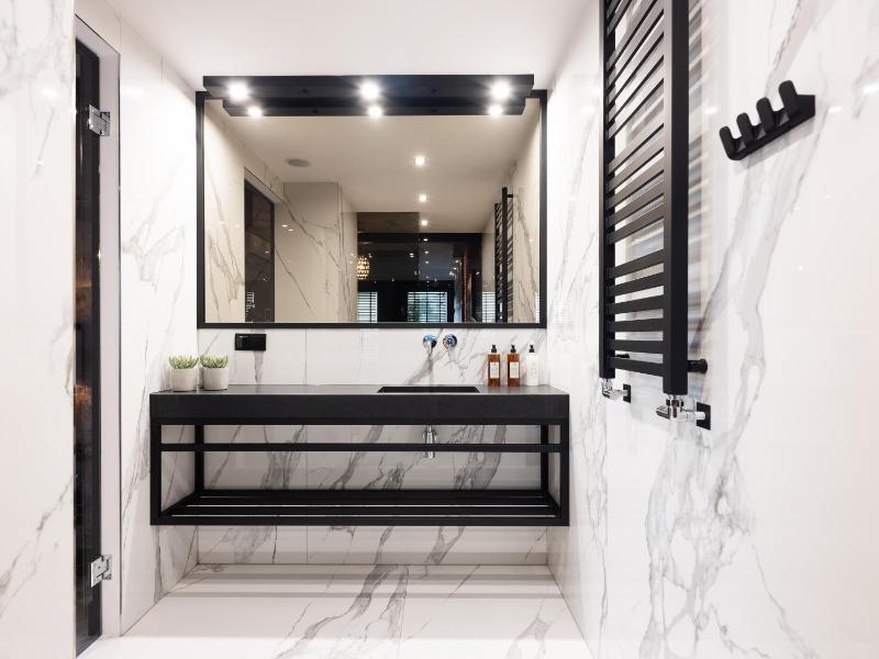 Penthouse Suite with Jacuzzi image 2