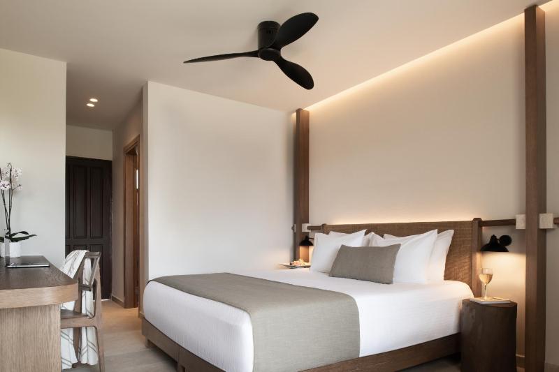 Deluxe Double Room (2 Adults + 1 Child) image 4