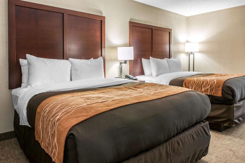 Queen Room with Two Queen Beds - Disability Access image 3