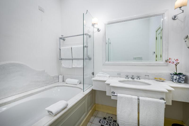 Luxury Suite image 2