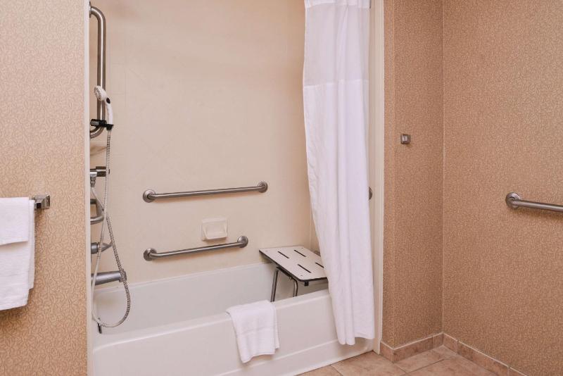 Queen Room with Two Queen Beds - Mobility and Hearing Access/Non-Smoking image 2