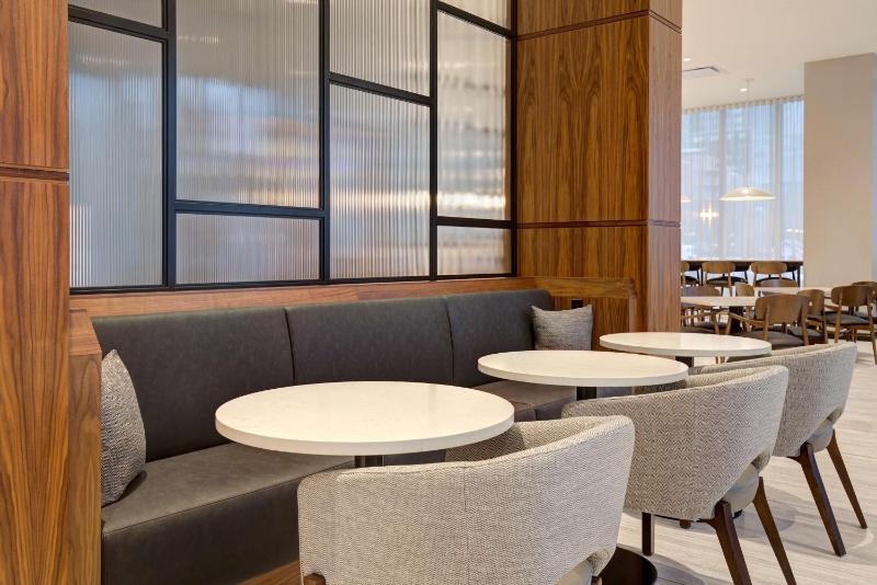 Hampton Inn by Hilton Montreal Downtown - image 12