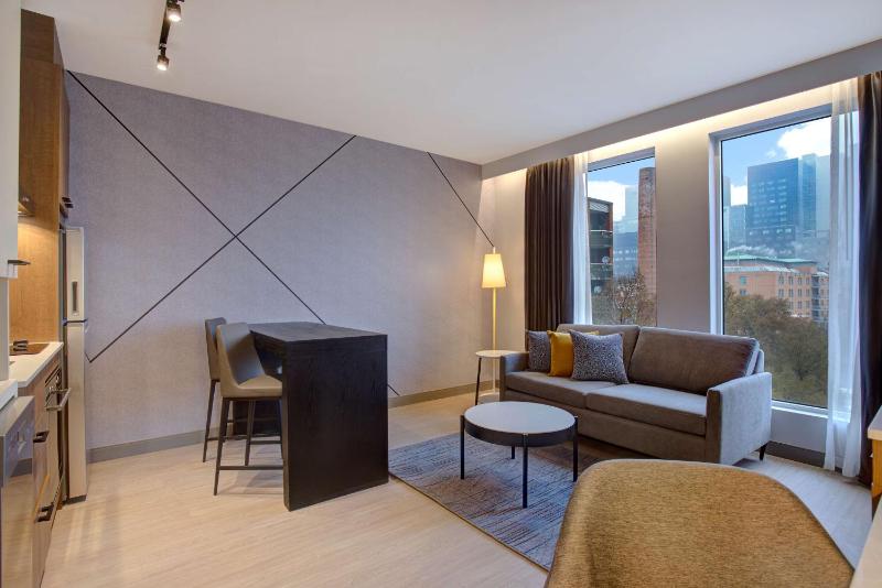 Hampton Inn by Hilton Montreal Downtown - image 7