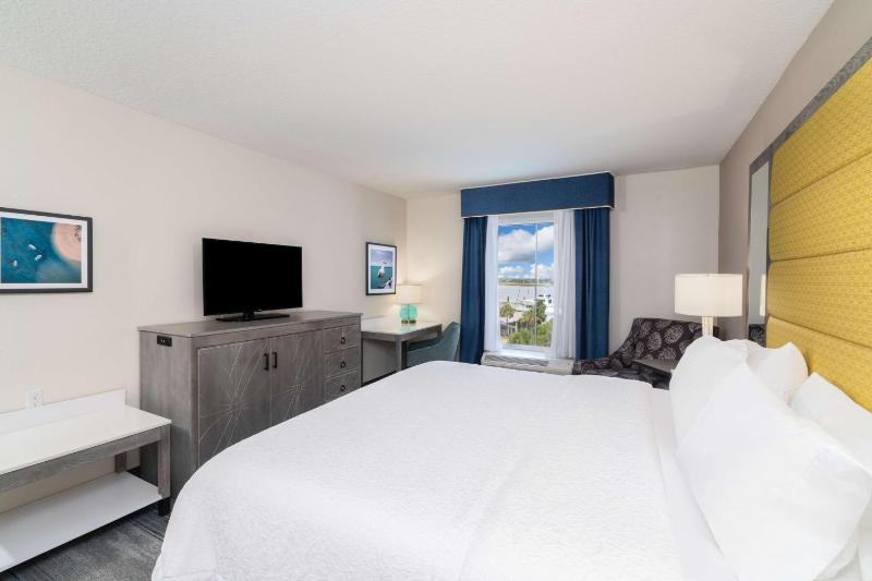 King Room with King Bed - Non-Smoking image 4