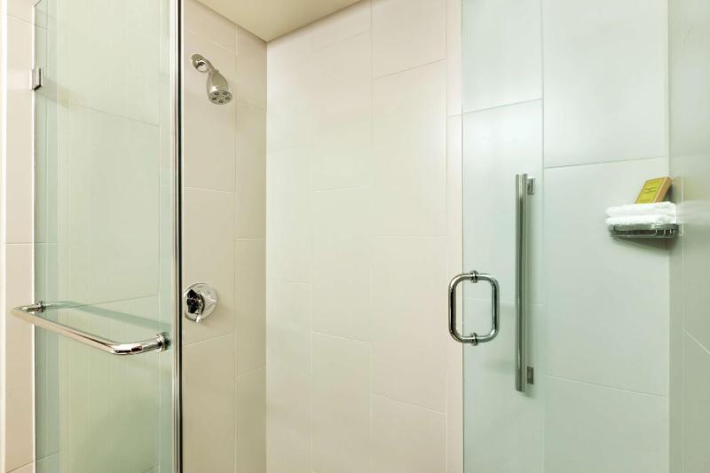 Deluxe King Room image 2