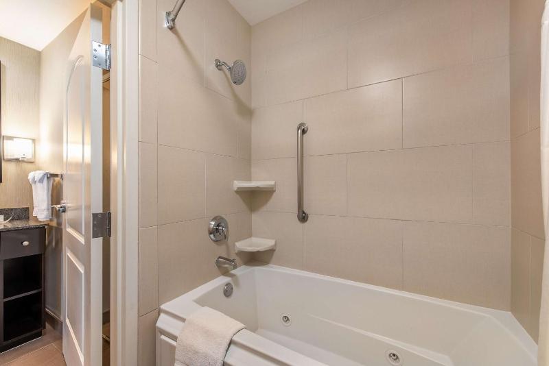 One-Bedroom Queen Suite with Two Queen Beds - Non-Smoking image 2