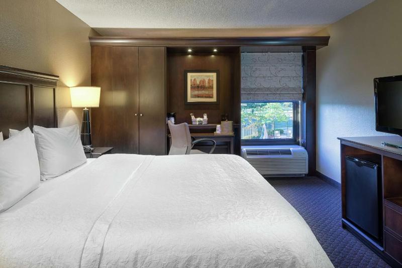 King Room with King Bed - Non-Smoking image 3