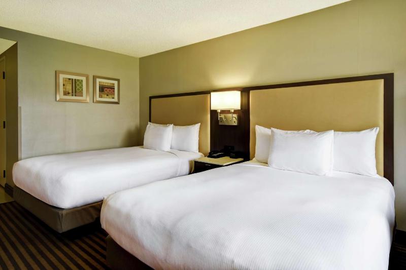 Deluxe Double Room with Two Double Beds image 1
