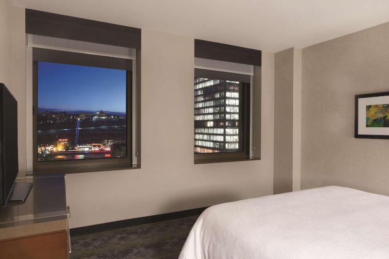 One-Bedroom King Suite with River View image 4