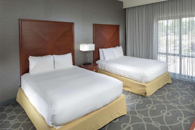 Premium Queen Room with Two Queen Beds - Non-Smoking image 3