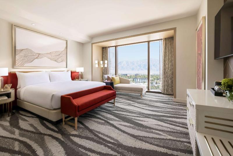 One-Bedroom King Suite with City View image 2