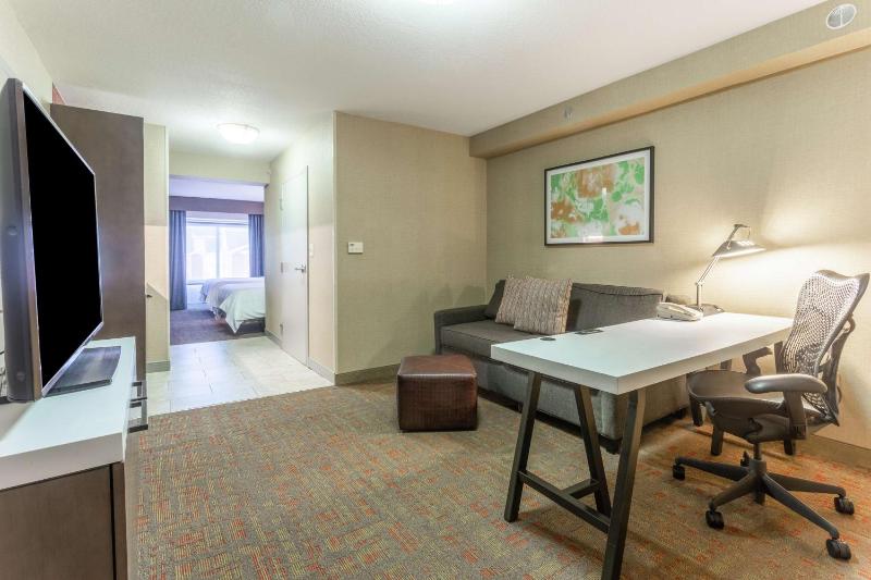 One-Bedroom King Suite with Sofa Bed image 2