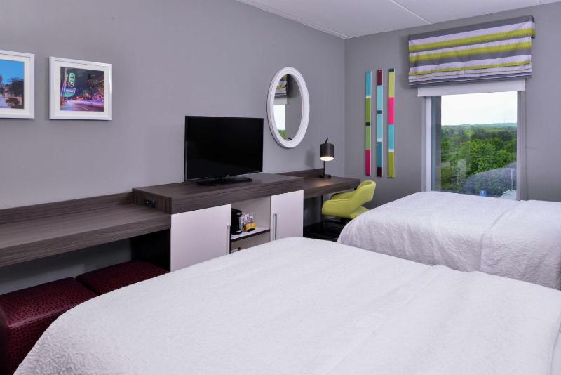 Queen Room with Two Queen Beds - Non-Smoking image 3