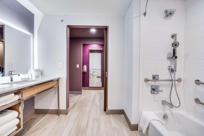 King Room with Accessible Tub - Mobility Access image 2