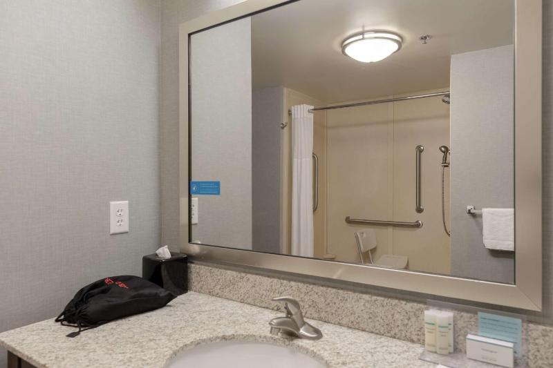 Queen Room with Two Queen Beds - Mobility and Hearing Access/Non-Smoking image 2