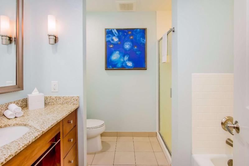 Queen Suite with Bunk Beds and Gulf View image 2