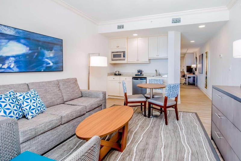 Queen Suite with Bunk Beds and Gulf View image 3
