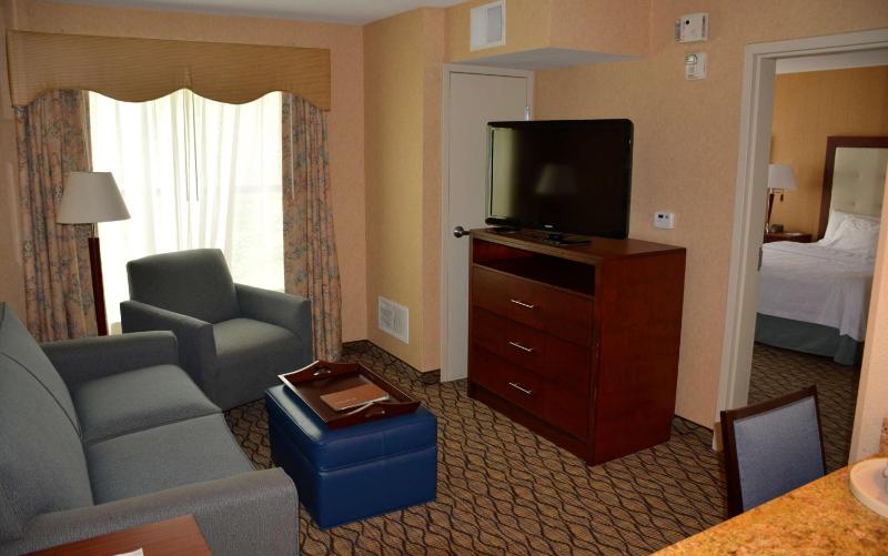 One-Bedroom Queen Suite with Two Queen Beds - Non-Smoking image 3