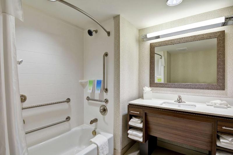 Queen Studio with Two Queen Beds - Mobility and Hearing Access/Non-Smoking image 2