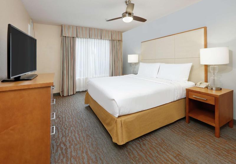 Two Bedroom Suite with One King and Two Queen Beds - Non-Smoking image 2