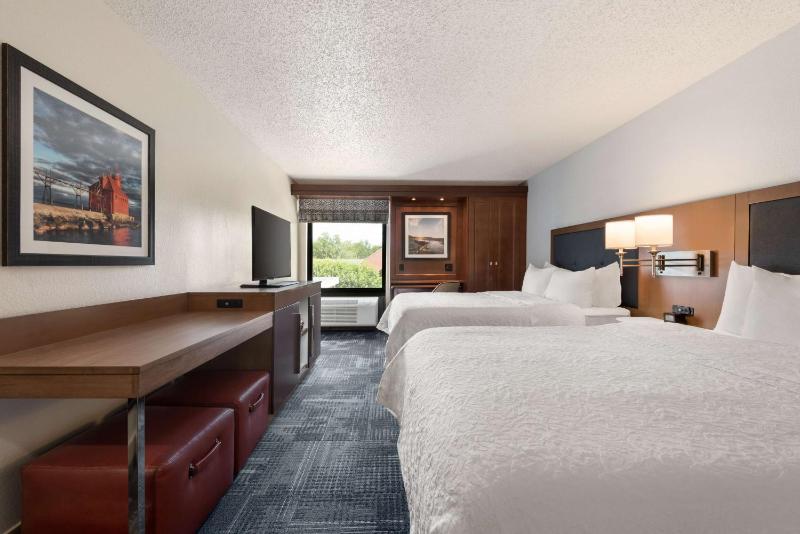 Room with Two Queen Beds - Non-Smoking image 3