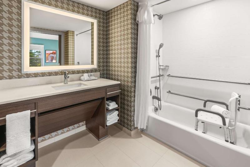 Queen Suite with Two Queen Beds - Mobility/Hearing Accessible - Non-Smoking image 3