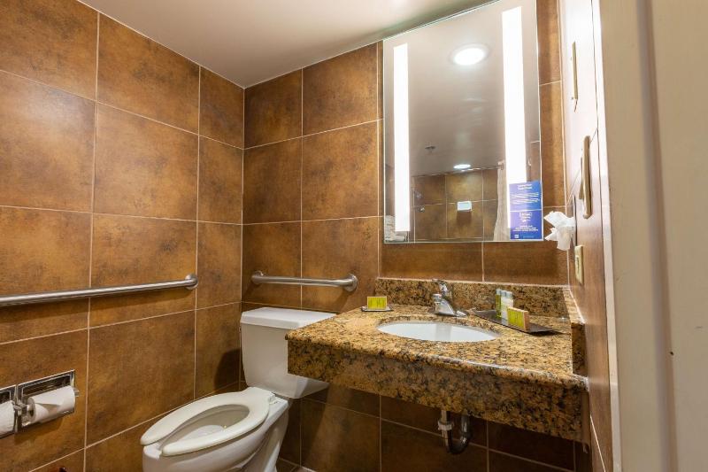 Double Room with Two Double Beds and Tub - Mobility/Hearing Accessible image 2