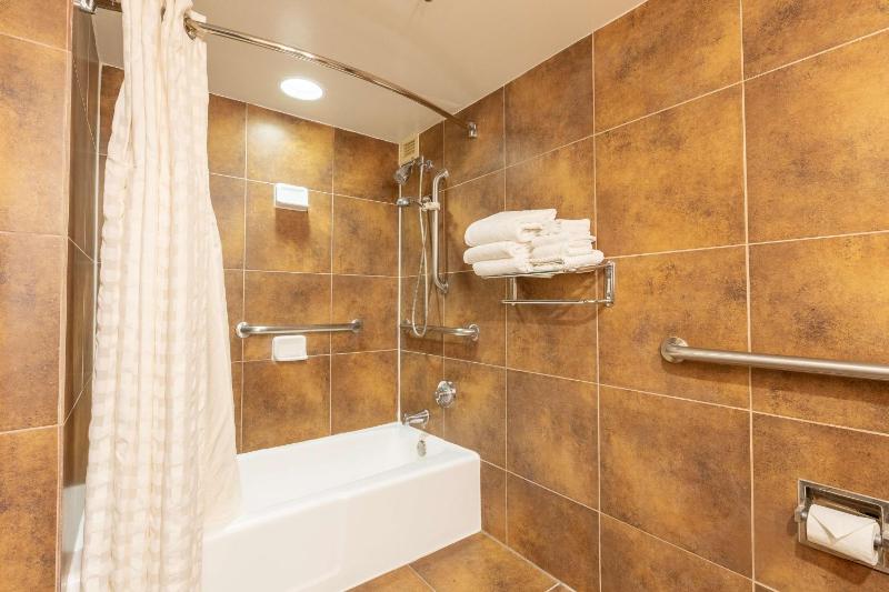 Double Room with Two Double Beds and Tub - Mobility/Hearing Accessible image 3