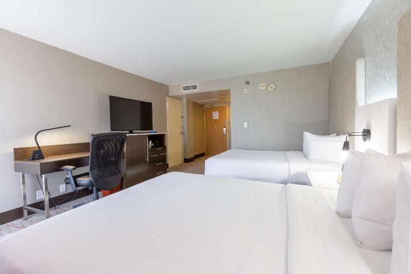 Double Room with Two Double Beds and Tub - Mobility/Hearing Accessible image 3