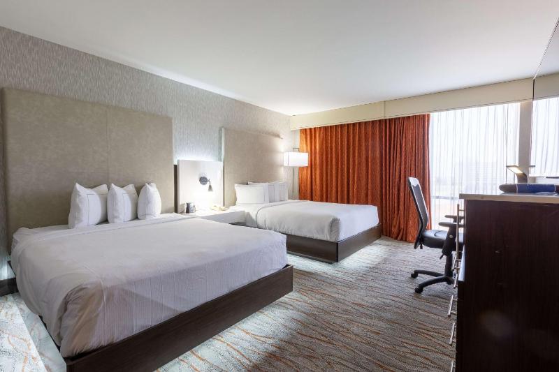 Double Room with Two Double Beds and Tub - Mobility/Hearing Accessible image 4
