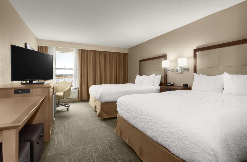 Queen Room with Two Queen Beds and Water View - Non-Smoking image 4