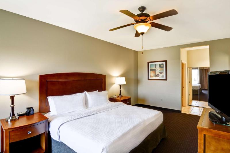 Two Bedroom Suite with One King and Two Queen Beds - Non-Smoking image 2