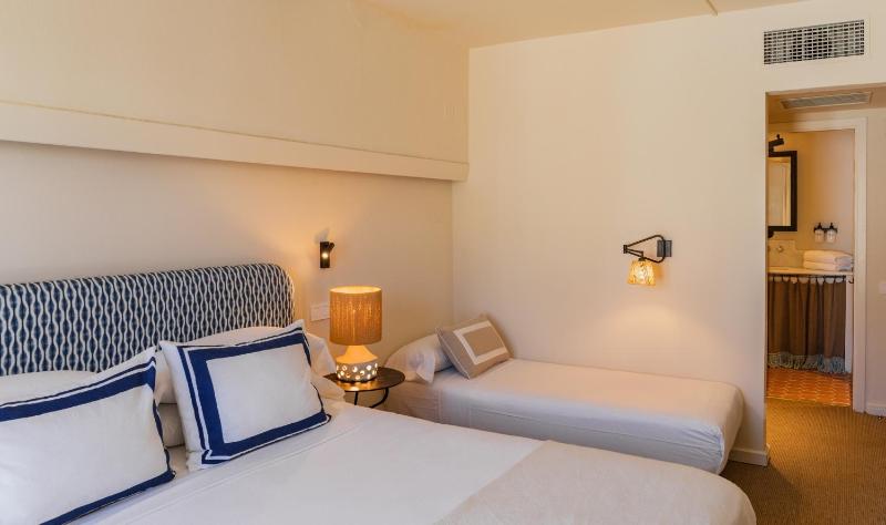 Deluxe Double Room image 2