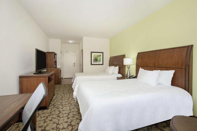 Queen Room with Two Queen Beds - Mobility and Hearing Access image 3