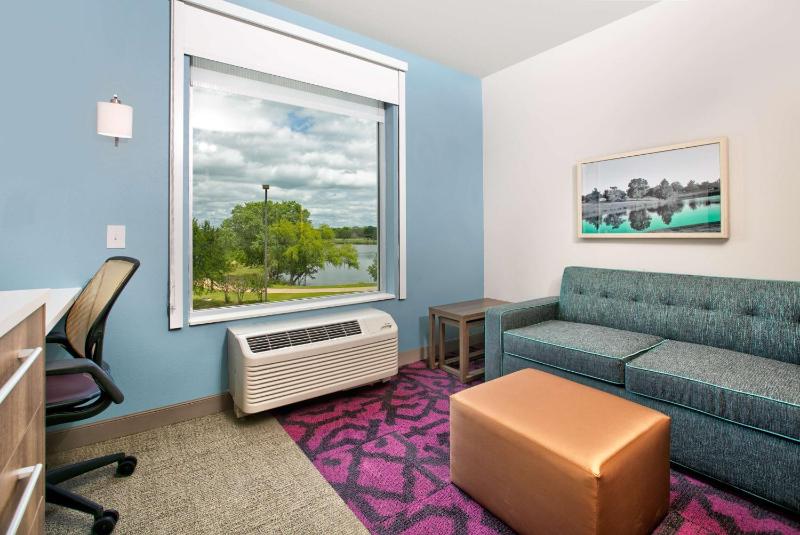 One-Bedroom King Suite with Lake View image 3