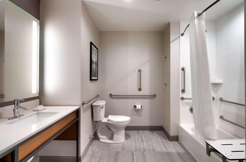 King Room with Tub - Mobility and Hearing Access image 2