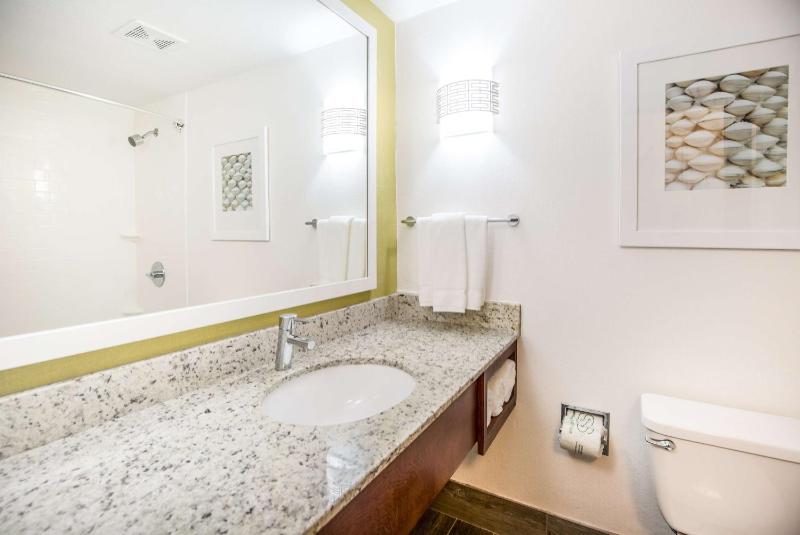 Queen Room with Two Queen Beds and Pool View image 2