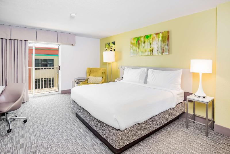 King Room with Bath Tub - Disability Access and Hearing Accessible image 1